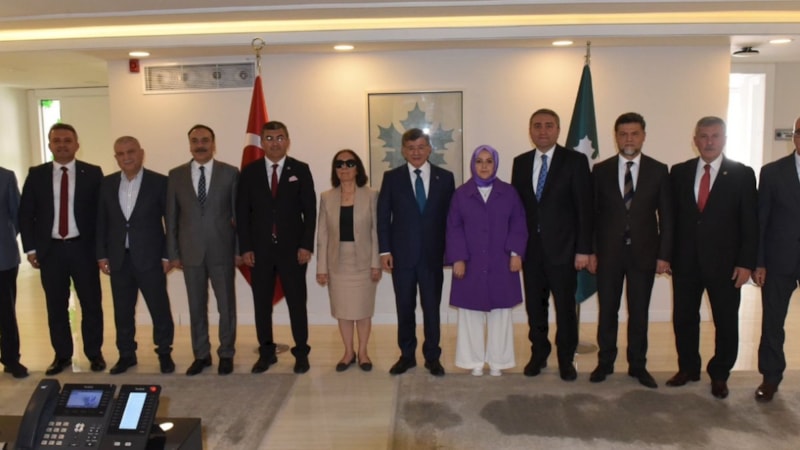 Tanju Özcan: Davutoğlu'nu kutluyorum, hiç oy almadan 10 milletvekili çıkardı