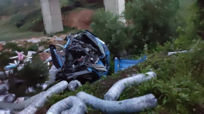 Bursa'da kumaş yüklü tır viyadükten uçtu