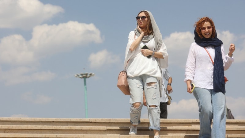 İran'da evlenmek isteyenler için eş bulma merkezleri açıldı