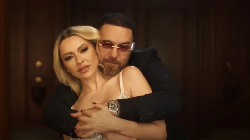 Hadise'nin dekolteli büstiyeri klibe damga vurdu