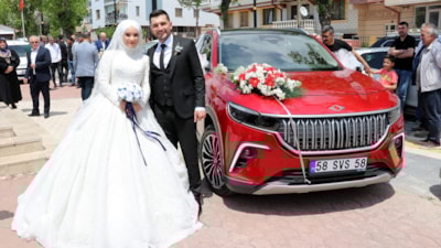 Sivas'ta 'Anadolu kırmızısı' Togg gelin arabası oldu
