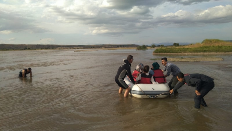 Batman’da baraj kapakları açıldı, 25 kişi mahsur kaldı