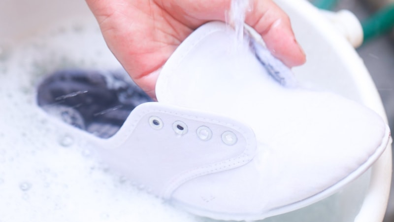 Yazın çilesi: Beyaz ayakkabı temizliği! İşte sarartmadan, kar gibi yapan yöntem...