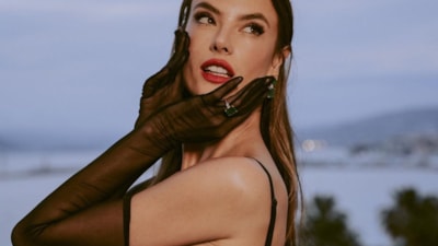 Alessandra Ambrosio, iç çamaşırıyla davette