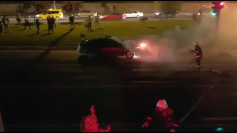 Malatya'da seyir halindeki otomobilin motor kısmı alev aldı