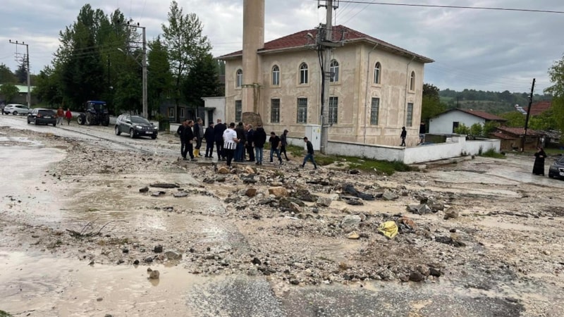Bilecik'te sel nedeniyle bazı evleri su bastı