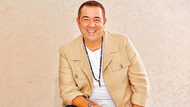 Ata Demirer ilk saatte sandık başına gitti