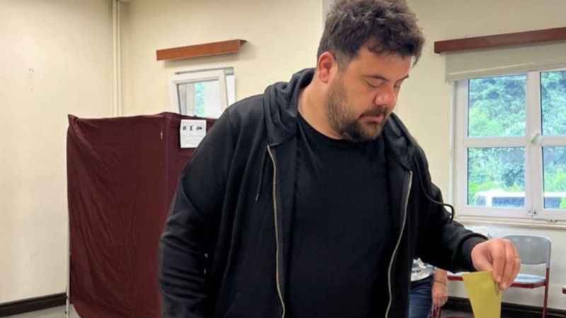 Eser Yenenler ve Derya Uluğ oyunu kullandı