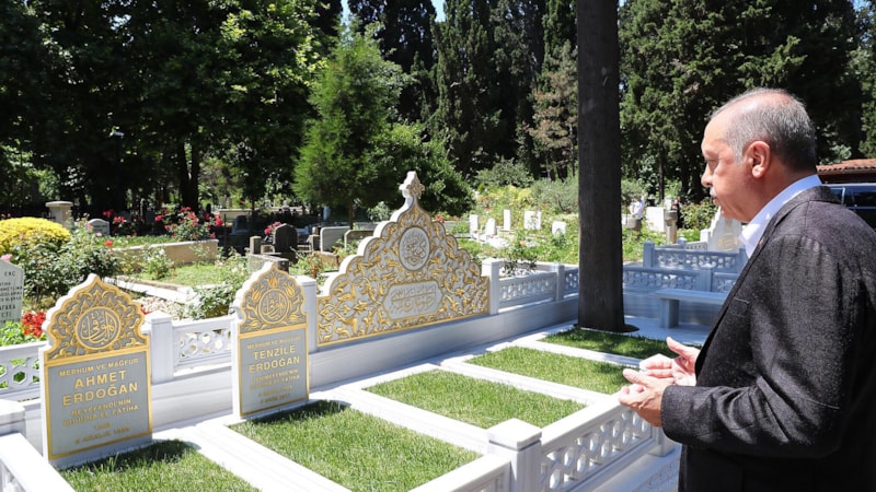 Cumhurbaşkanı Erdoğan, anne ve babasının kabirlerini ziyaret etti