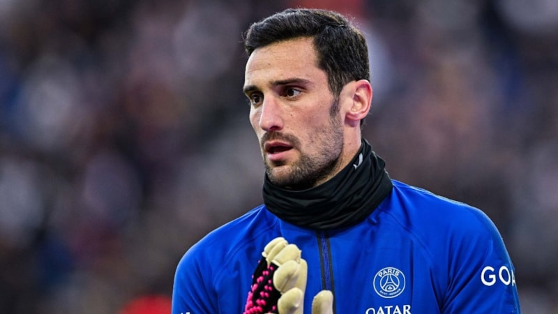 Attan düşen PSG kalecisi Sergio Rico, hastaneye kaldırıldı