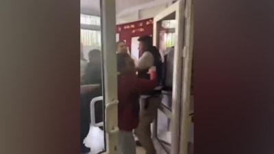 Ankara'da oy kullanılan okulda görevli polise yumruk atıldı