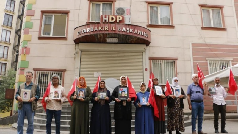 Evlat nöbetindeki ailelerden Cumhurbaşkanı Erdoğan'a tebrik: Bay bay Kemal'e tekrar bay bay dedik