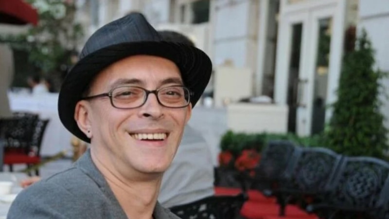 Fazla oyuncağı olmadığı için onlar yerine kitaplarla dost olan Küçük İskender, 59 yaşında