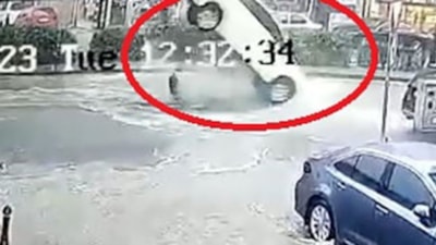 Çorlu'da rögar kapağı aracı uçurdu