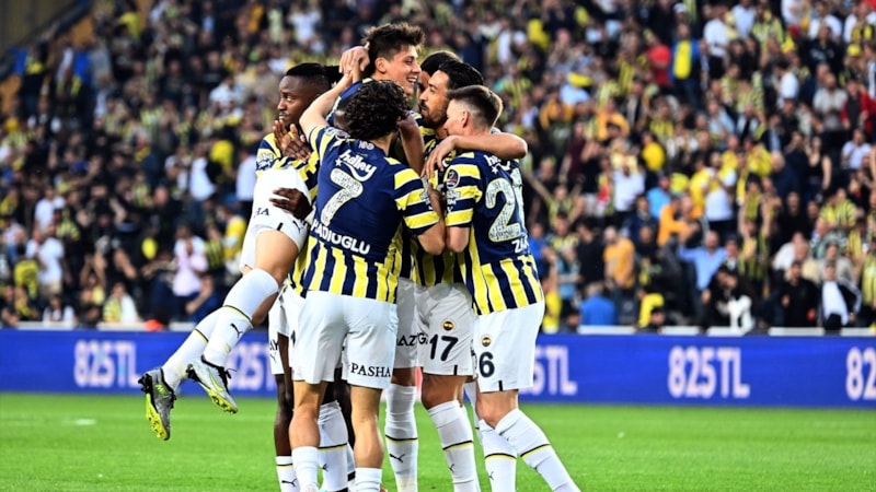 Fenerbahçe, Antalyaspor'u iki golle geçti