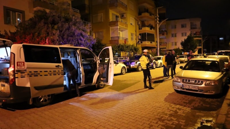 Manisa'da silahla yaralama şüphelisi olay yerine dönüp teslim oldu