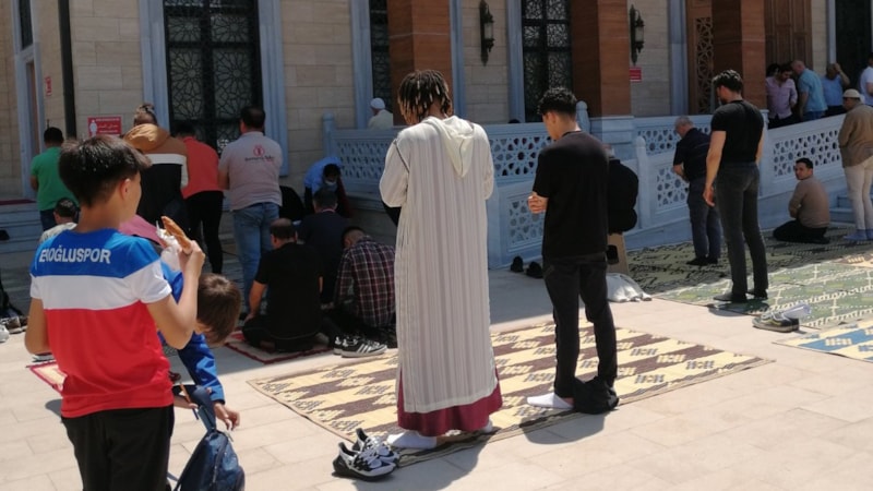 Galatasaraylı Sacha Boey cuma namazında
