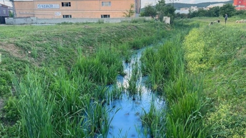 Arnavutköy'de derenin rengi maviye döndü: İSKİ’den açıklama geldi
