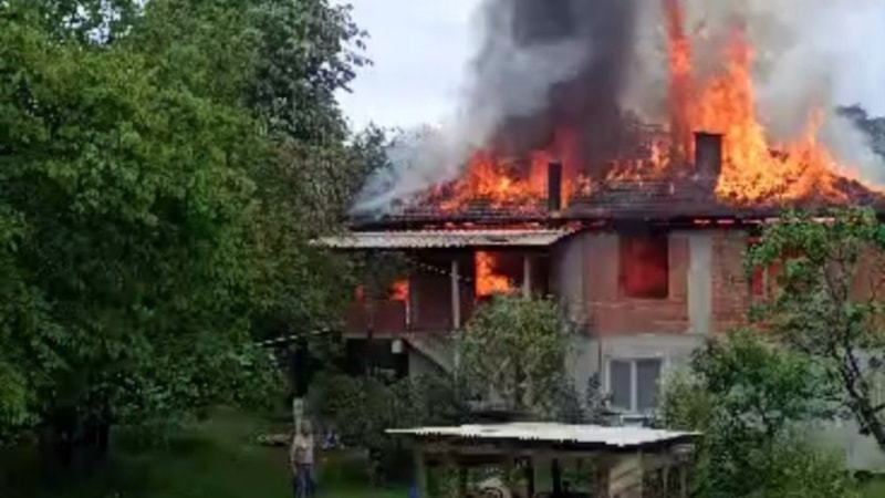 Sakarya'da alevlere teslim olan ev kullanılamaz hale geldi