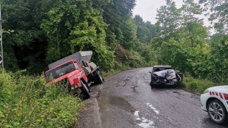 Zonguldak'taki otomobil, kamyona arkadan çarptı