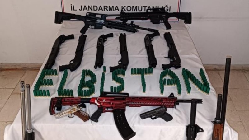 Kahramanmaraş'ta düğün araçlarından çok sayıda silah çıktı