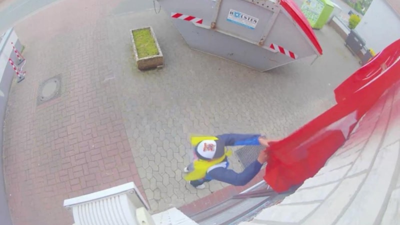 Almanya'da terör örgütü yandaşından camideki Türk bayrağına saldırı