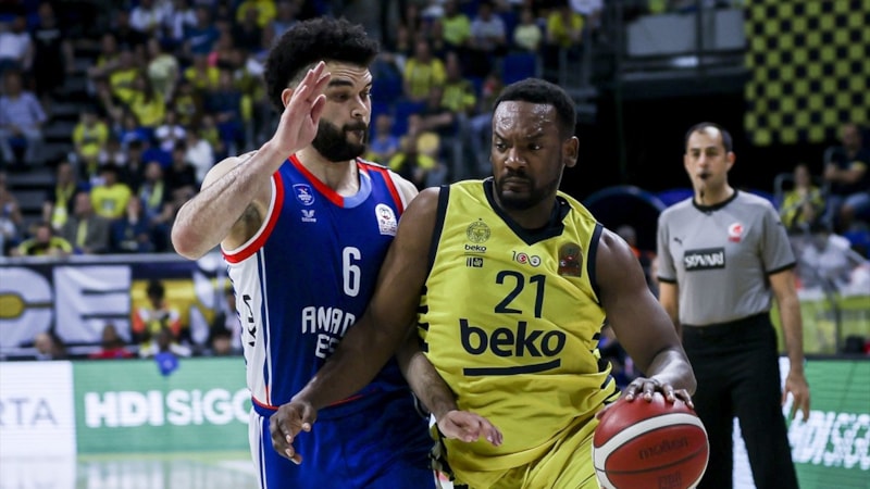 Fenerbahçe, play-off serisinin ilk maçında Anadolu Efes'i farklı geçti