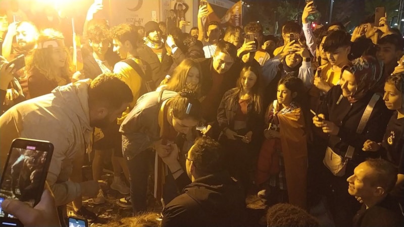 Uşak'ta şampiyonluk kutlamasında evlilik teklifi