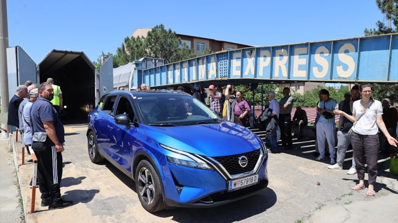 Türkiye'ye trenle gelen gurbetçiler mutlu