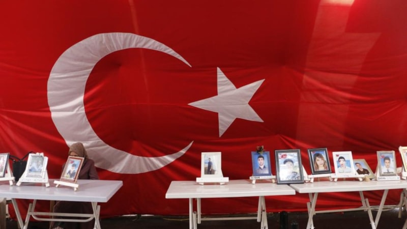 Evlat nöbetindeki ailelerin çocuklarını umutla bekleyişi sürüyor