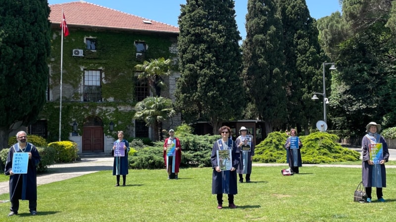 Memurlara zam yolda: Boğaziçi akademisyenleri dikilmeye devam ediyor