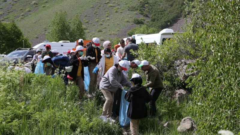 Bitlis'te Nemrut Krater Gölü'nde çevre temizliği yapıldı
