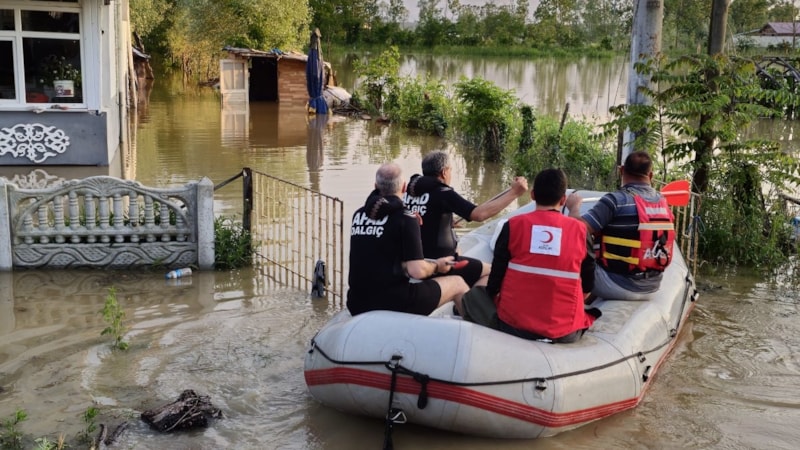 Samsun'da selzedelere AFAD botla erzak dağıttı