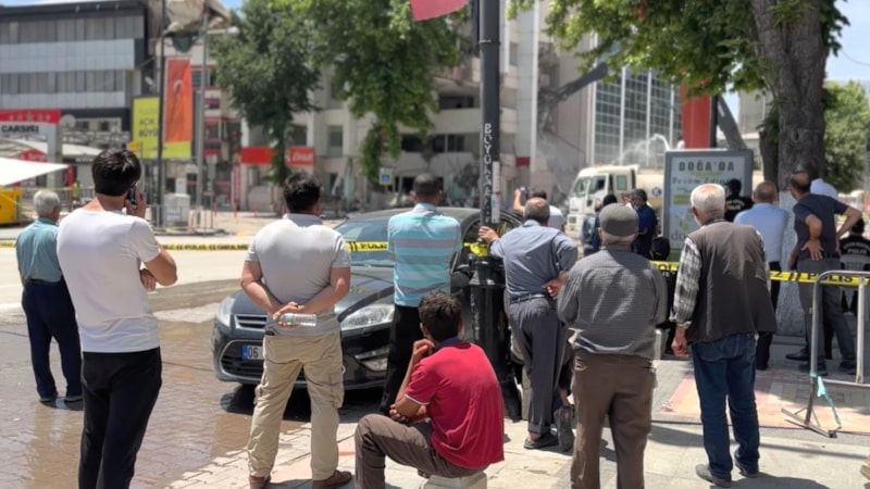 Malatya'da ağır hasarlı binanın yıkılışını film izler gibi izlediler