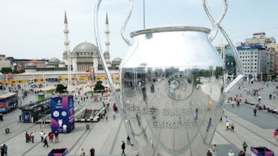 Taksim Meydanı’na dev kupa maketi getirildi: Vatandaşlar fotoğraf çekilmeyi ihmal etmedi
