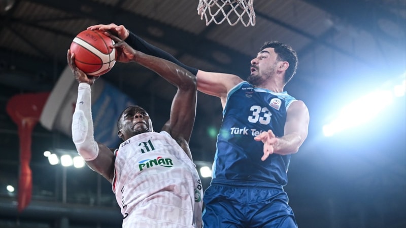 Türk Telekom'u yenen Karşıyaka seride öne geçti