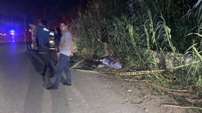 Antalya'da seyir halindeki taksiden atlayan alkollü turist midibüsün altında kaldı