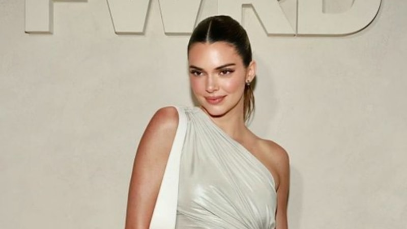 Kendall Jenner'in mini etekle imtihanı