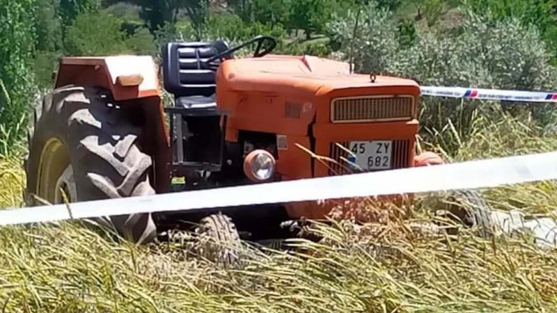 Manisa'da traktör devrildi: Sürücü yaralı, eşi öldü