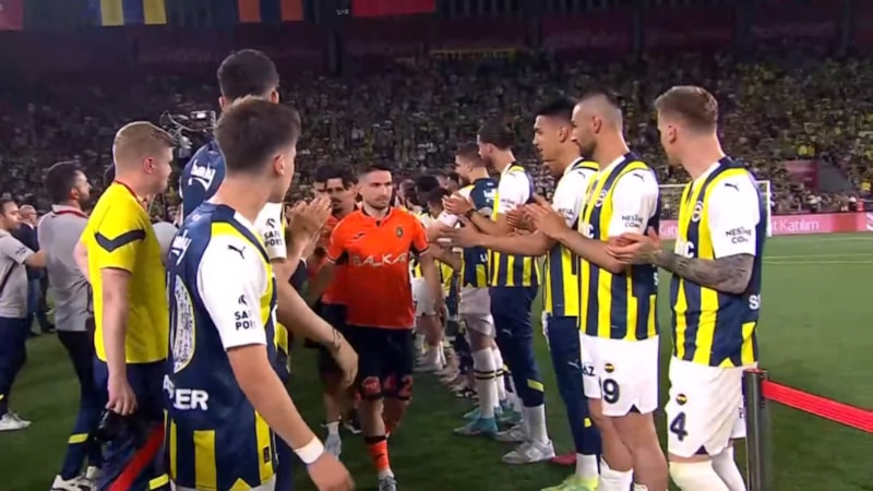 Fenerbahçe, Başakşehir'i alkışladı