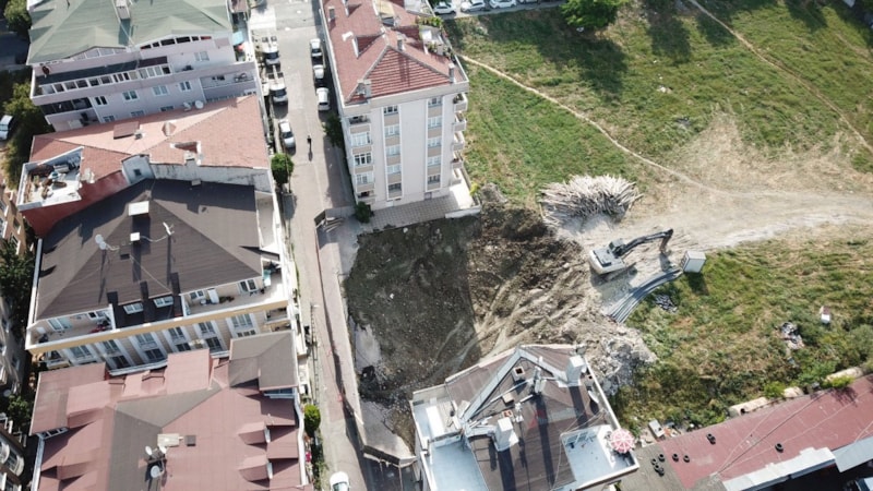 İstanbul'da inşaat temeli kazılırken yolda göçük oluştu