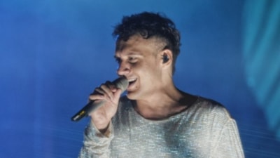 Edis, 9 kiloluk swarovski kostümle Münih'te sahne aldı