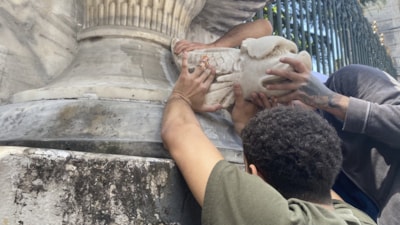 Galatasaray Lisesi'nin kapısına kopya heykel yerleştirildi