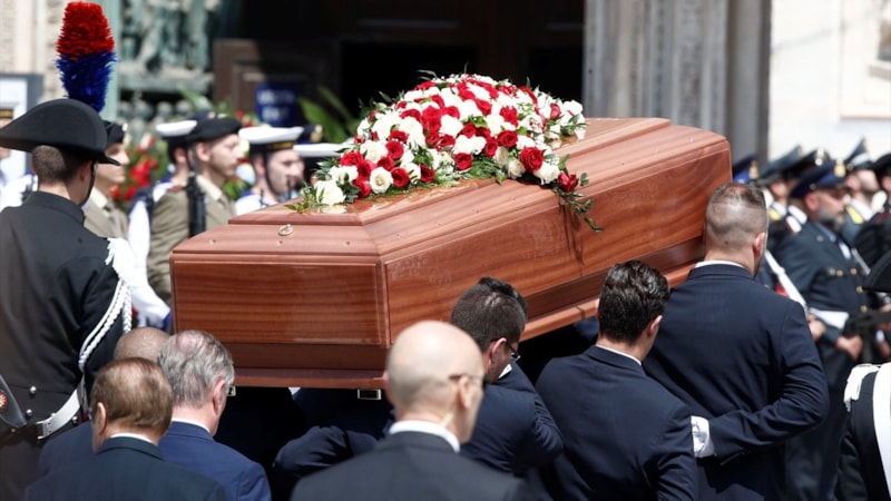 Silvio Berlusconi'ye Milano'da cenaze töreni düzenlendi