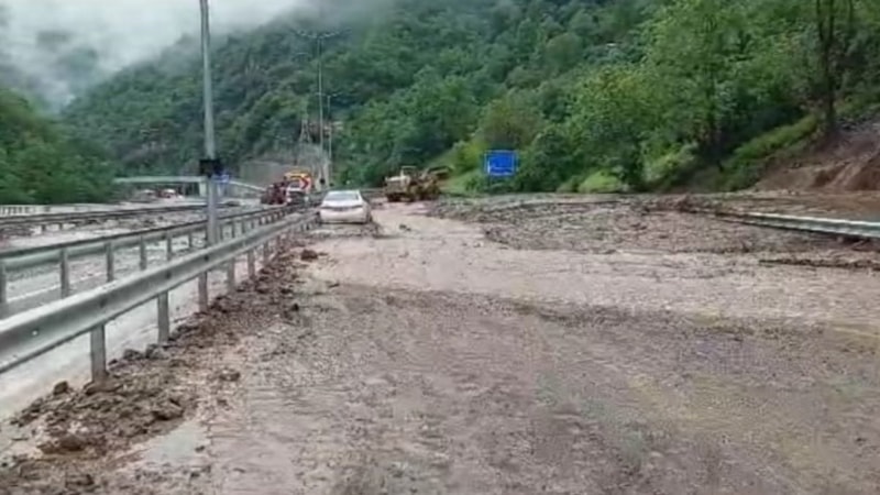 Karadeniz'i sağanak vurdu: Trabzon-Gümüşhane yolu kapandı