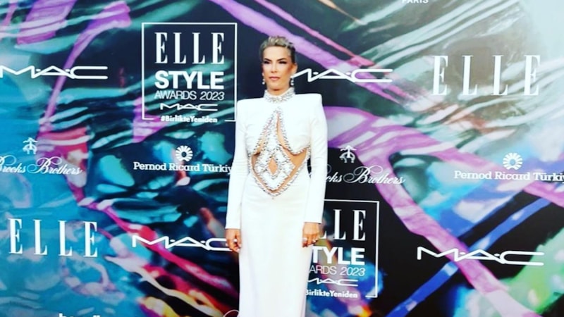 Şebnem Dönmez'in göğüs dekoltesi gündem oldu