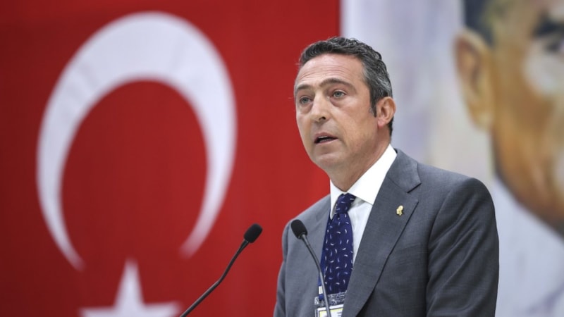 Protesto edilen Ali Koç konuşmasını yarıda kesmek zorunda kaldı