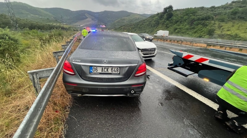 Bursa'da otobanda araçlar birbirine girdi: 4 yaralı