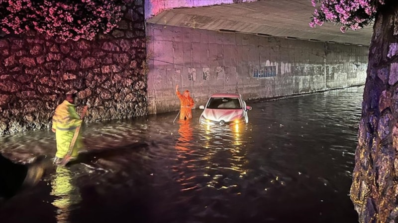 İzmir'de alt geçit yağmur sularına teslim oldu! Bir araç mahsur kaldı