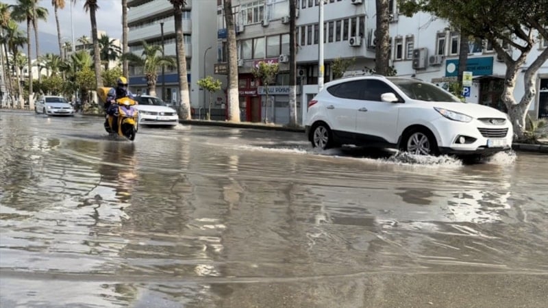 İskenderun'da lodos sonrası deniz taştı